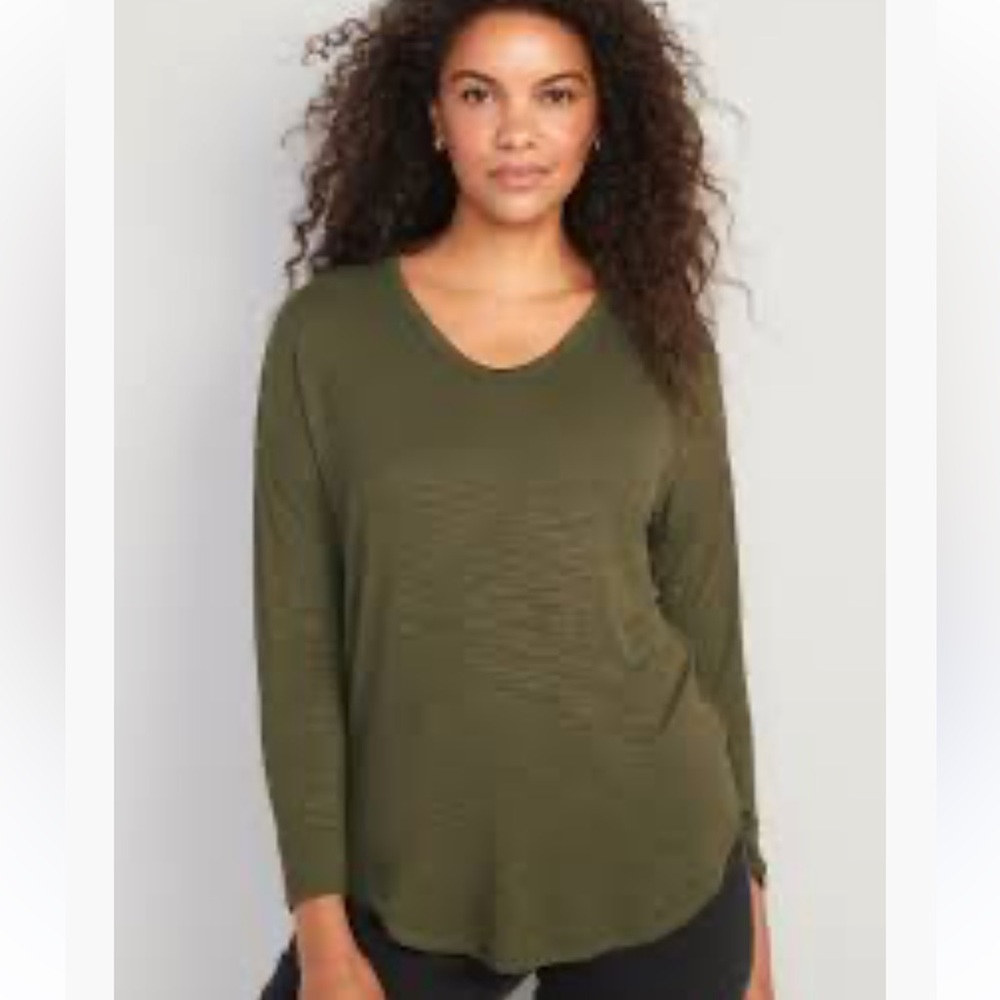 ☘️3/$15 Old Navy Crew Neck Long Sleeve Olive Green Split Hem Tee Shirt, Size S - Picture 3 of 8